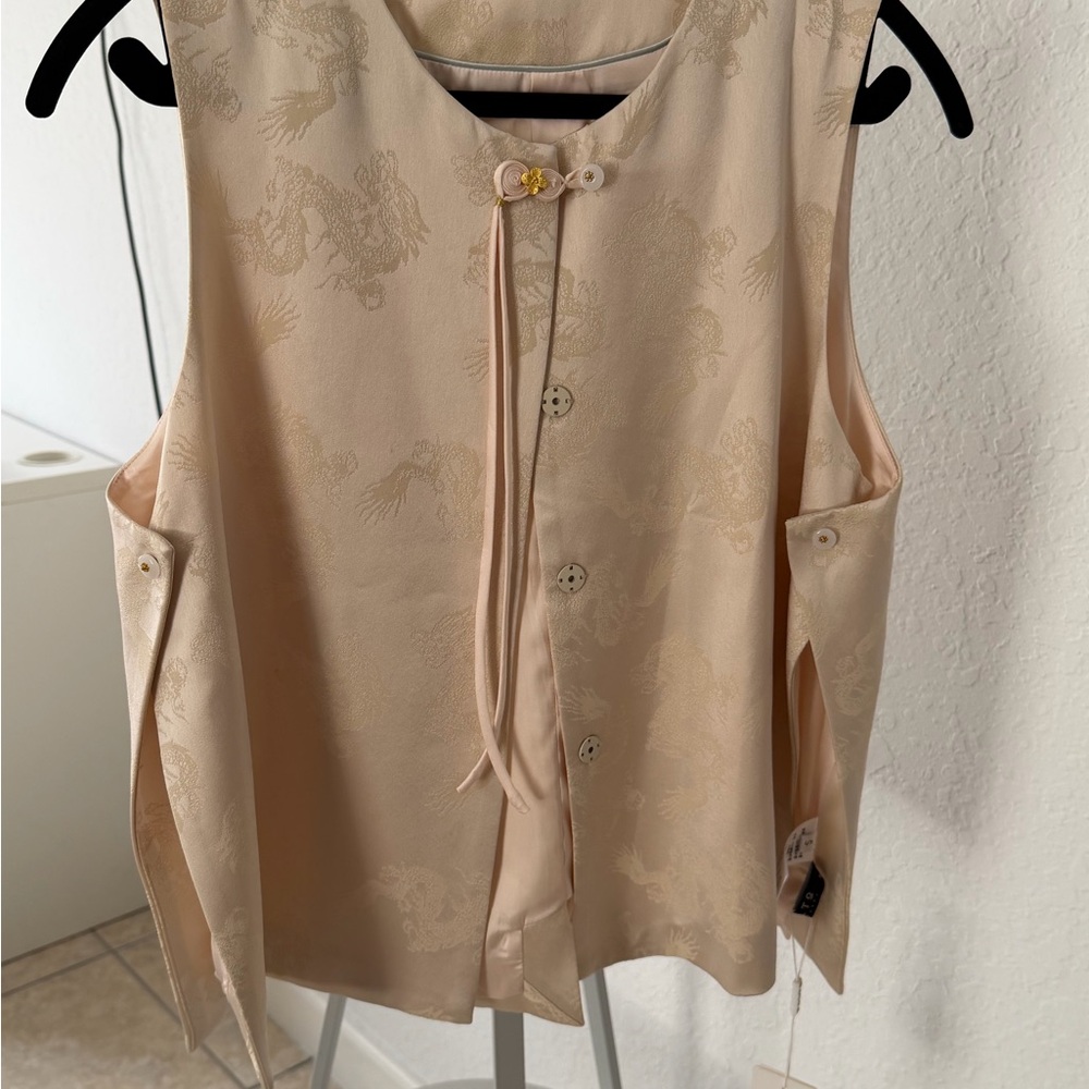 Chic Beige Sleeveless Blouse